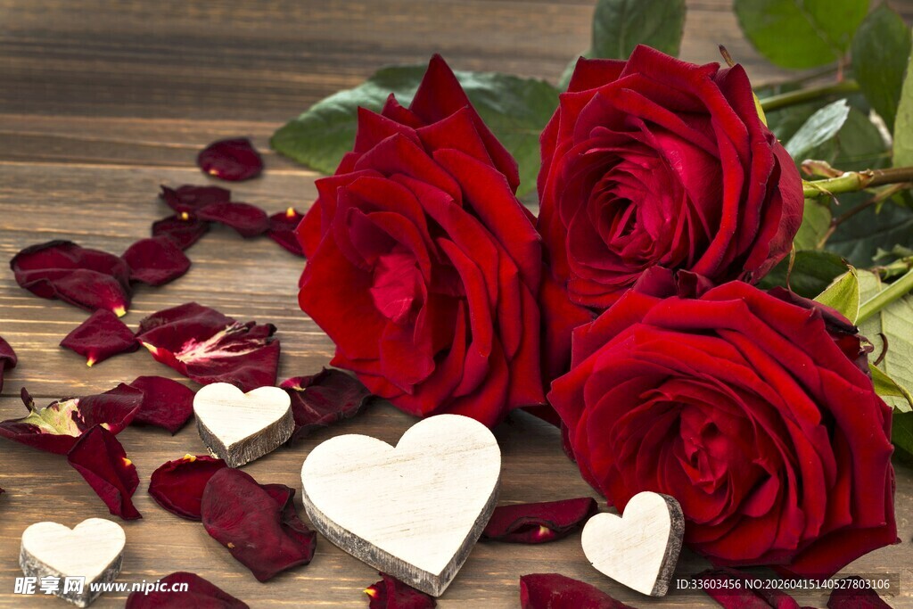 红玫瑰与爱心浪漫摆件