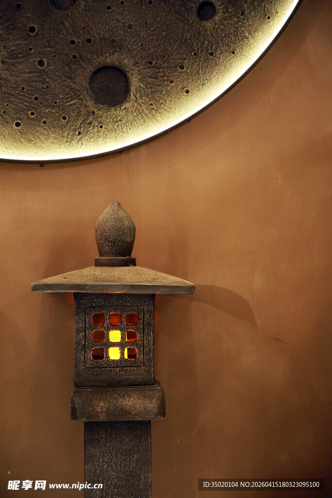 日式庭院灯与朦胧月亮