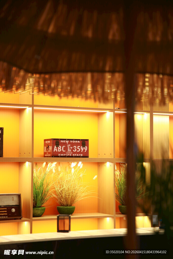 室内温馨灯光下的陈列场景