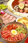 丰盛韩式烤肉美食拼盘