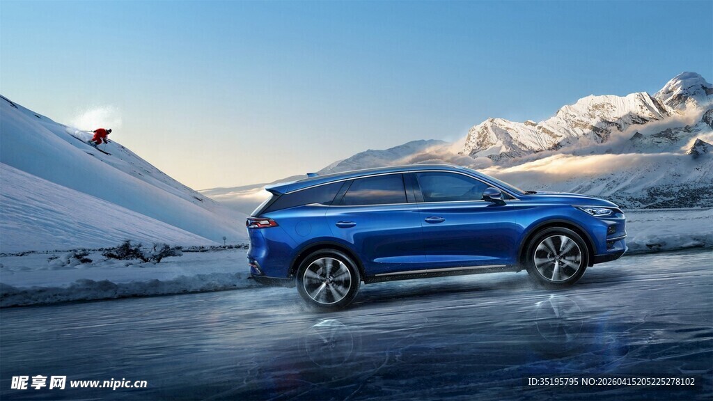 蓝色SUV驰骋于雪山湖畔