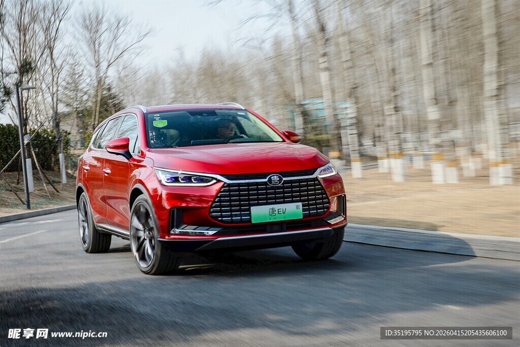 红色SUV行驶在户外道路