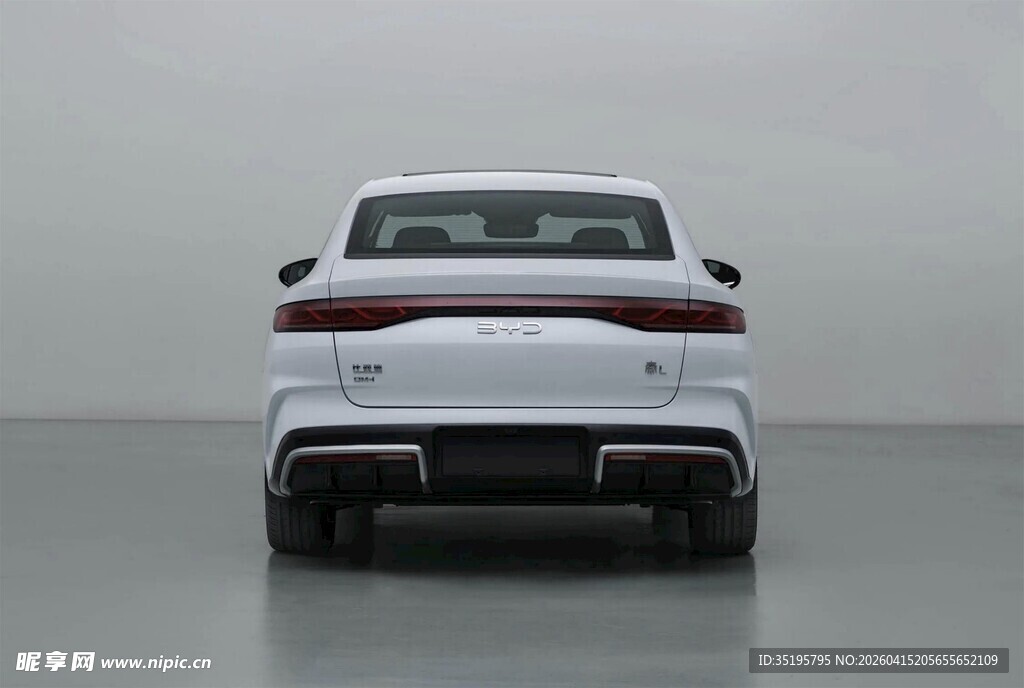 白色汽车尾部特写