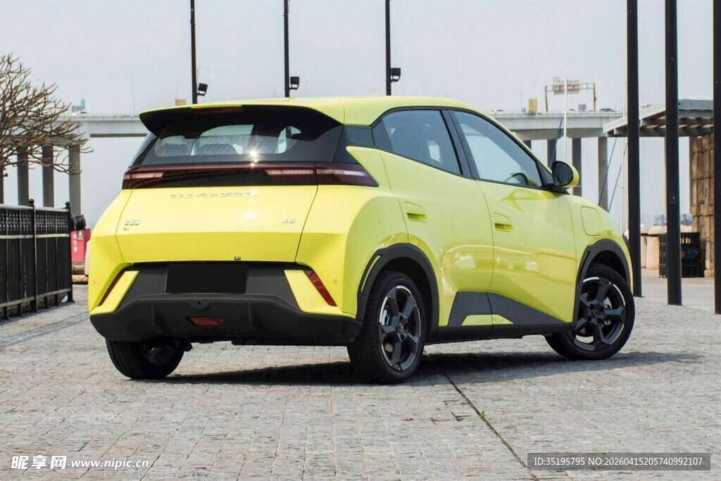 黄色时尚款小型电动汽车