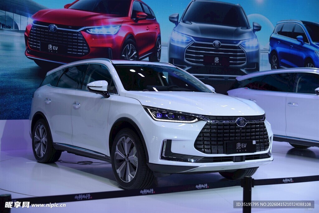 白色SUV汽车展厅展示