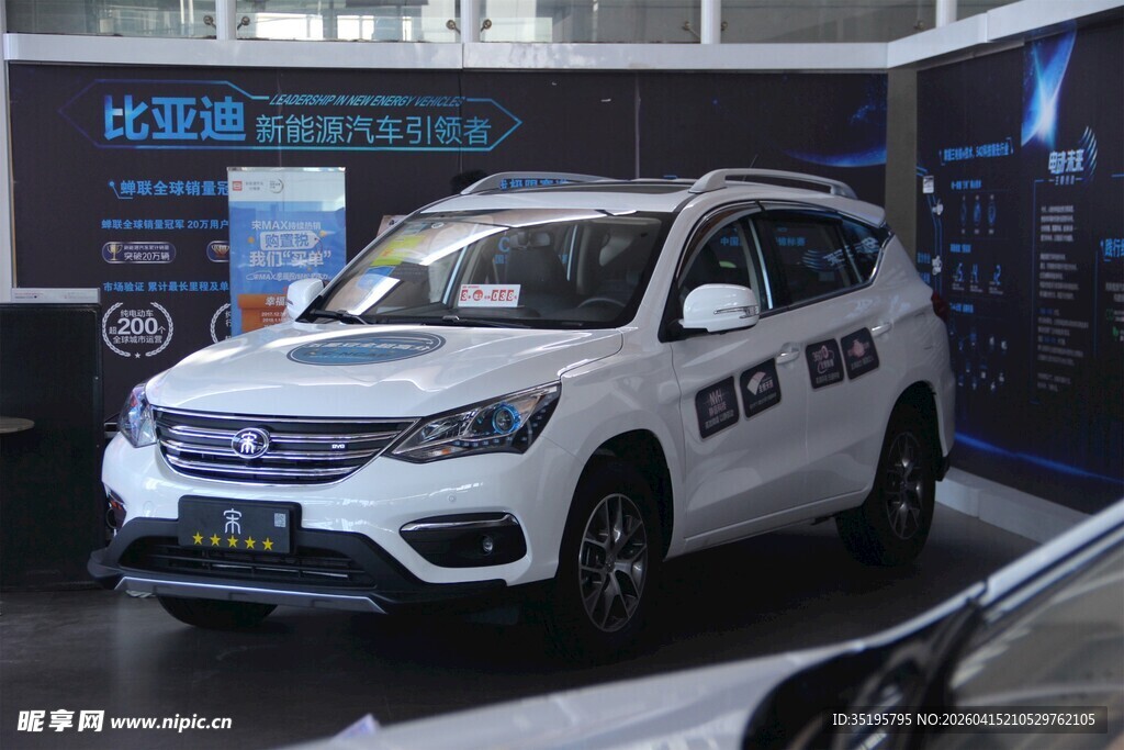 展厅中的白色SUV汽车