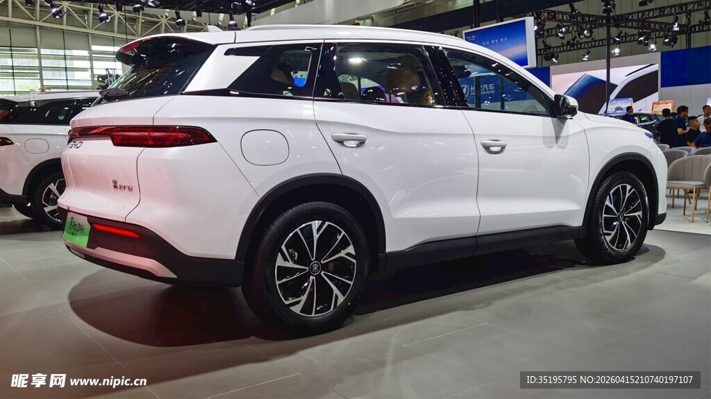 白色时尚SUV汽车展示