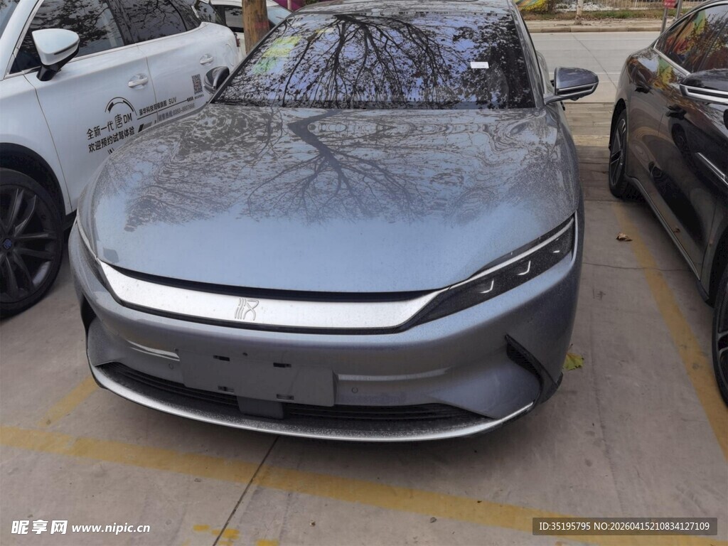 灰色轿车停于车位