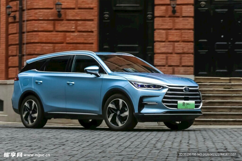 蓝色时尚SUV停于建筑前