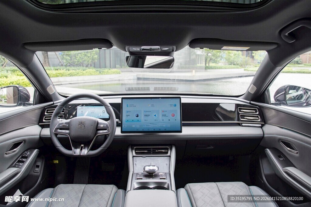 现代汽车内部精致驾驶舱