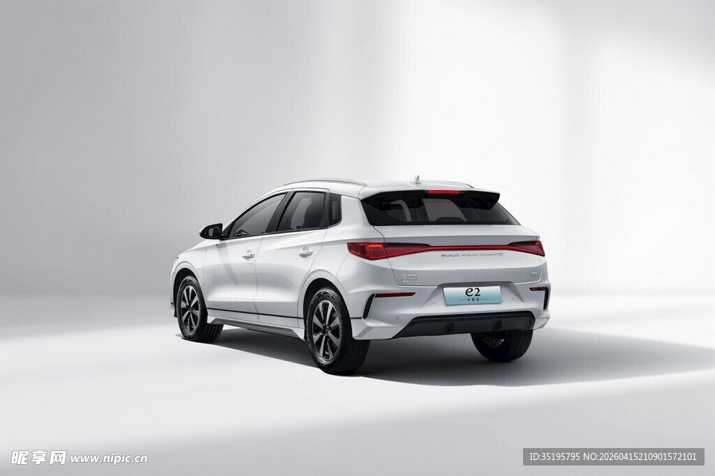 时尚白色SUV汽车尾部特写