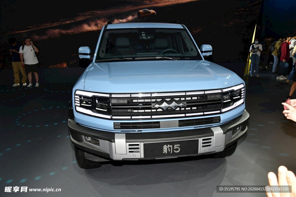 蓝色酷炫越野车亮相车展