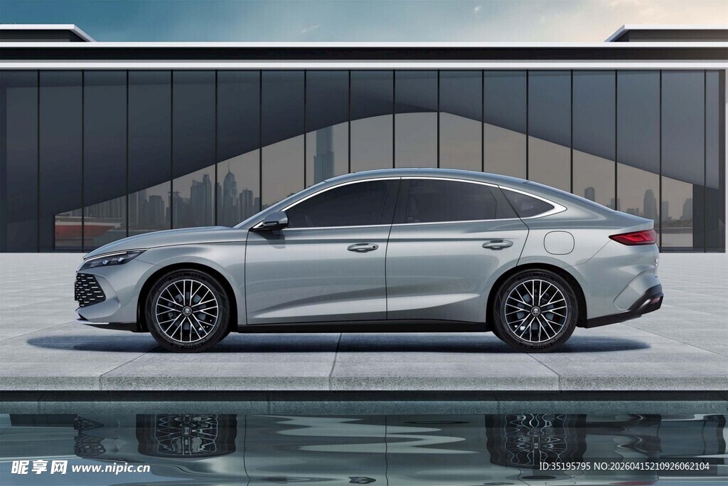 银色轿车外观展示