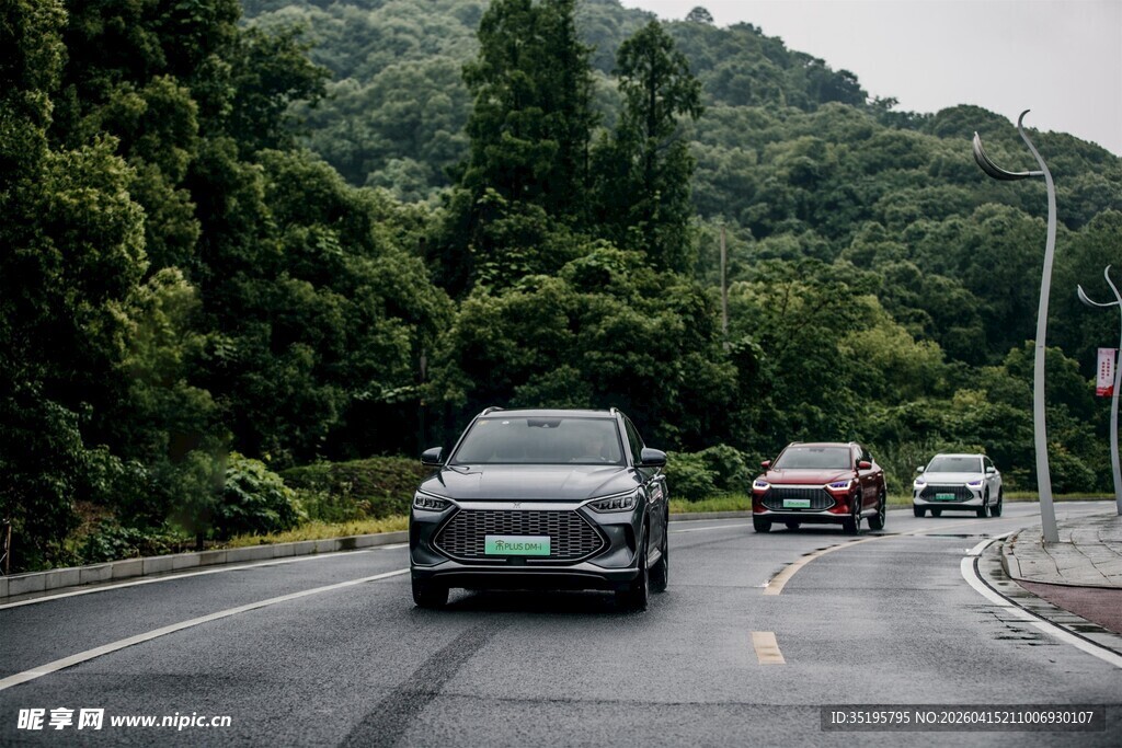 公路上行驶的几辆汽车