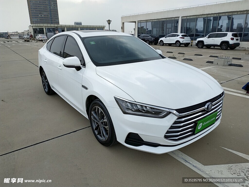 白色比亚迪轿车停车场实拍