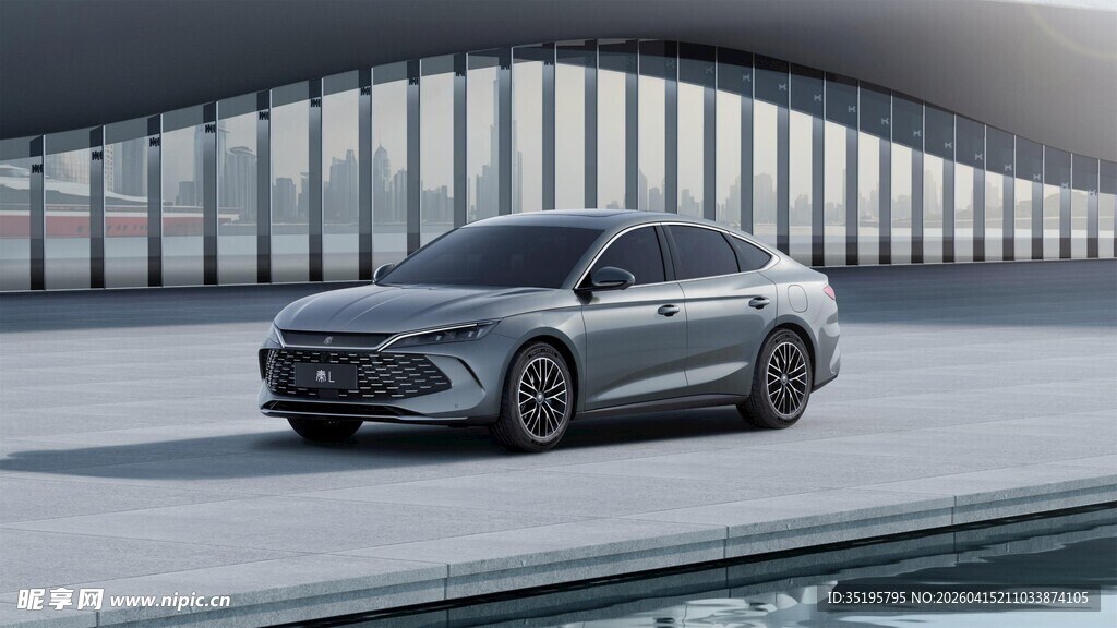 银灰色轿车于开阔场地行驶