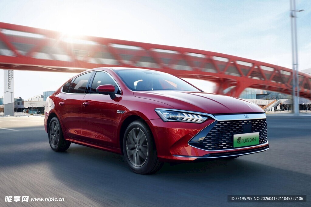 红色轿车驰骋于现代建筑旁