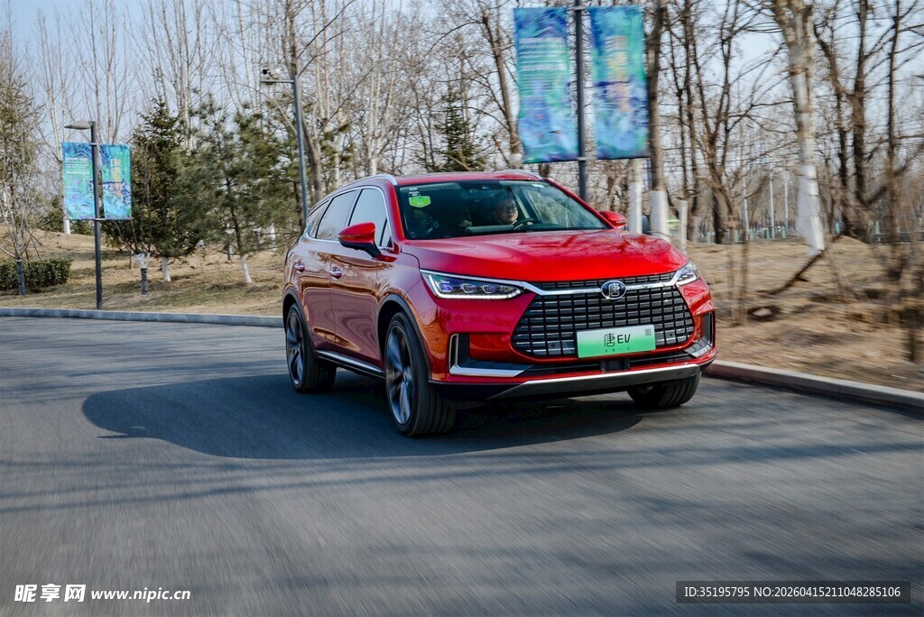 红色SUV行驶在道路上