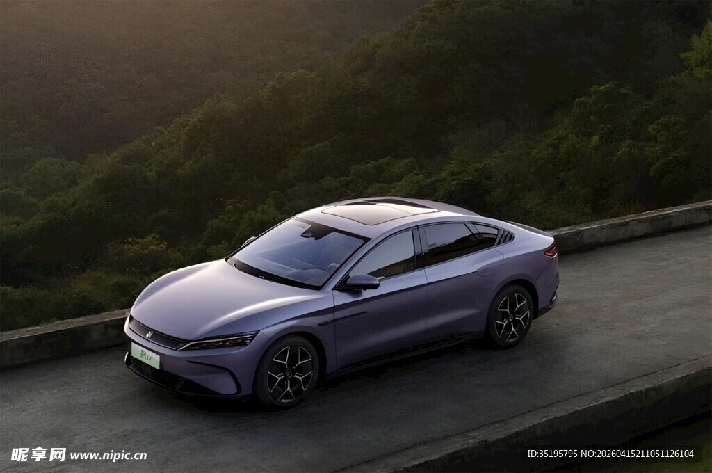 公路上的时尚电动汽车