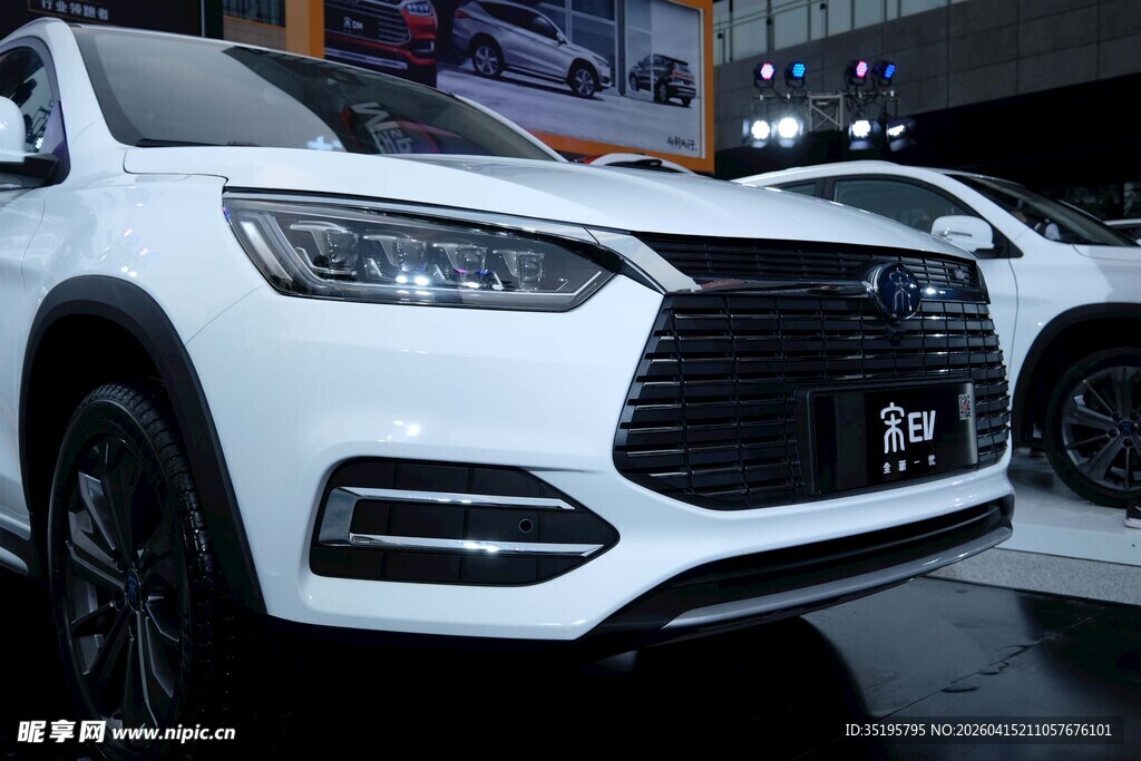 白色时尚SUV汽车展示