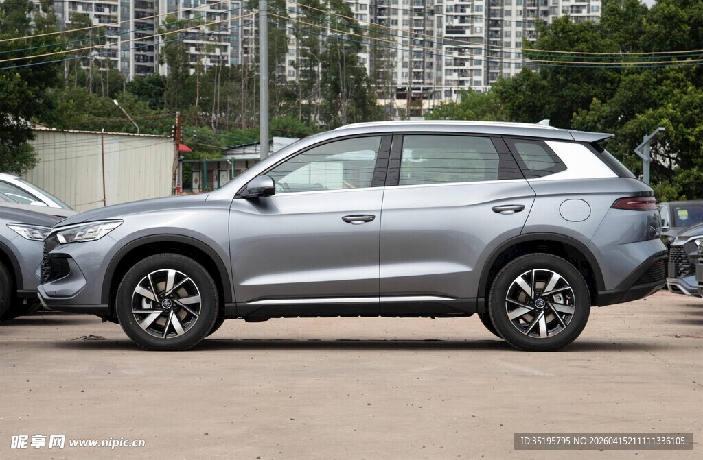 银色SUV停于户外停车场