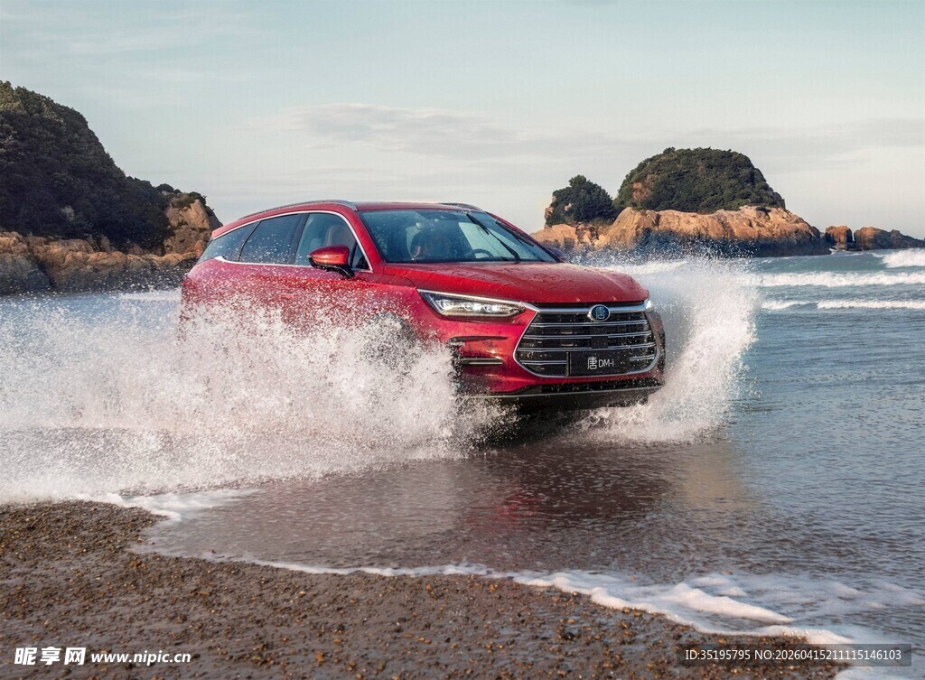 红色SUV在海边踏浪前行