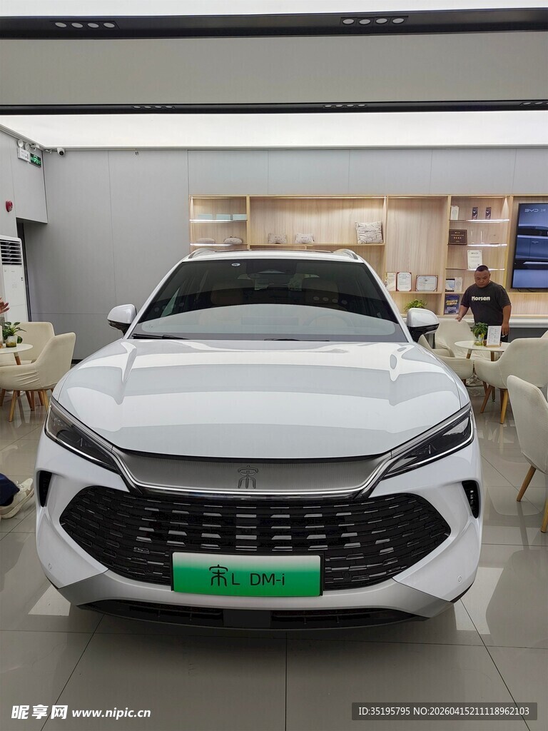 白色新能源轿车展厅展示