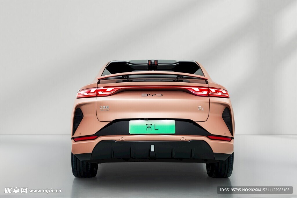 时尚橙色电动SUV车尾特写