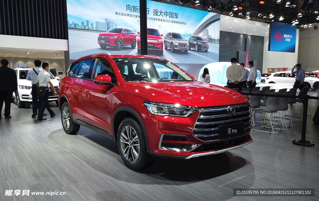 车展上的红色SUV汽车