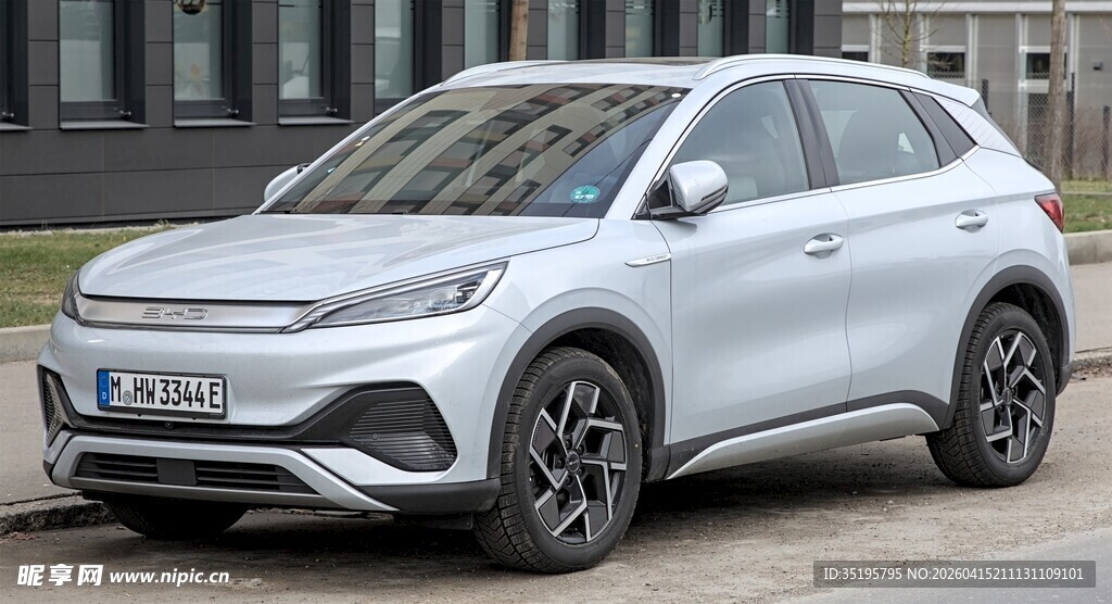 银色时尚SUV汽车展示