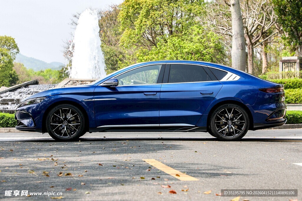 蓝色动感轿车停于户外