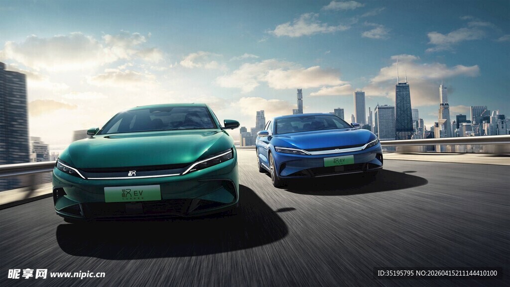 双车驰骋于城市道路