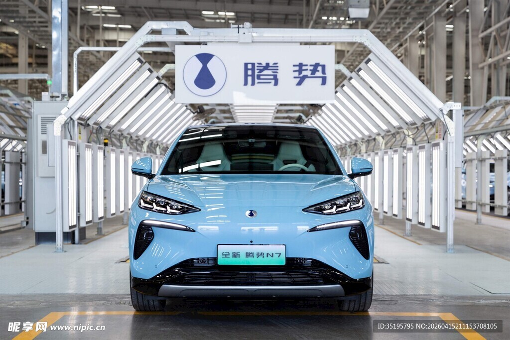 蓝色新能源汽车展示于工厂