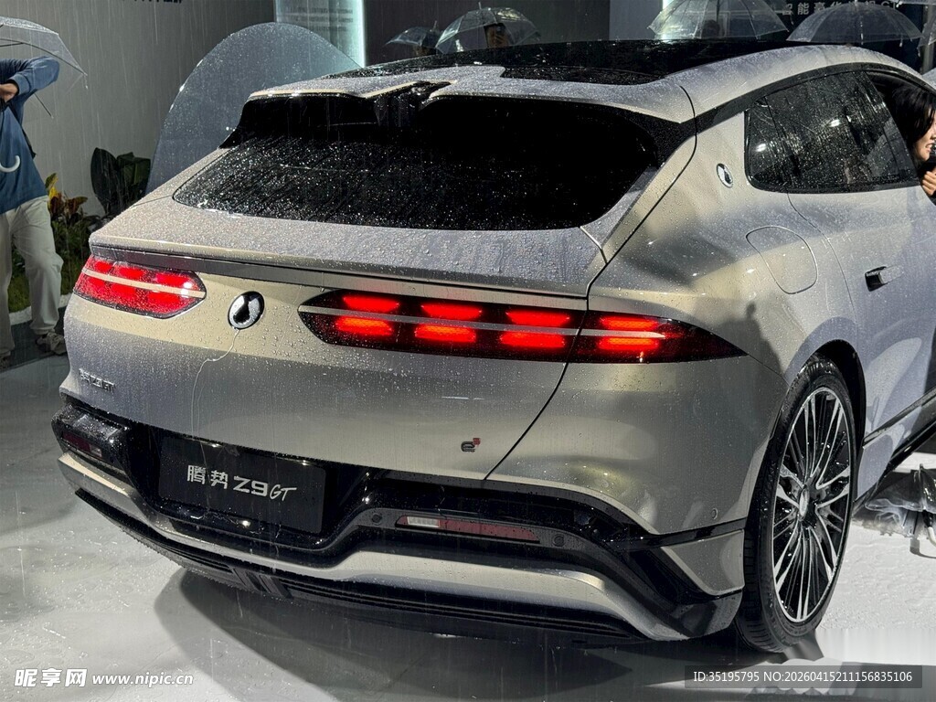 银色炫酷轿跑汽车尾部特写