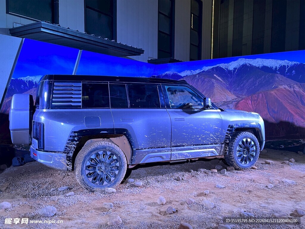炫酷越野SUV夜间展示