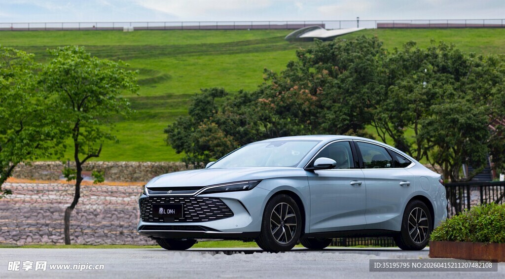 银灰色轿车行驶于田园风光中