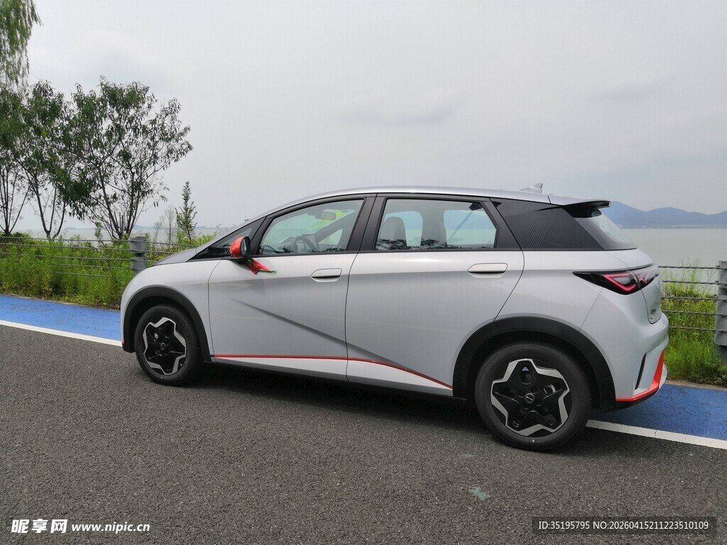 时尚白色轿车停于路边