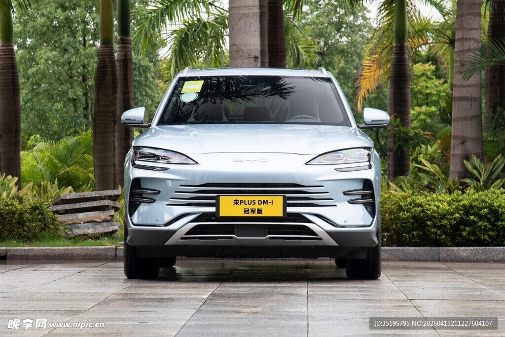 银灰色SUV停于绿植环绕处