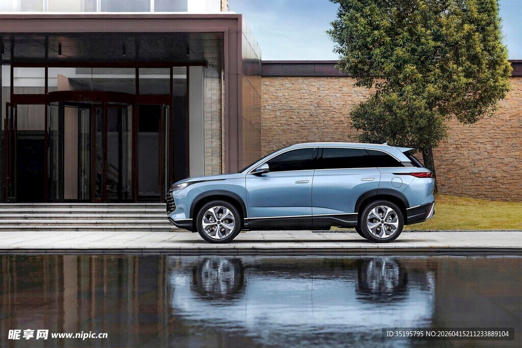 蓝色SUV停于现代建筑前