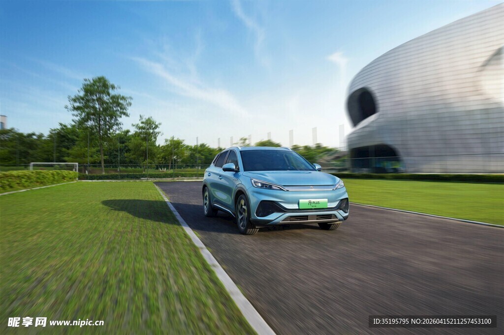 公路上行驶的蓝色时尚汽车