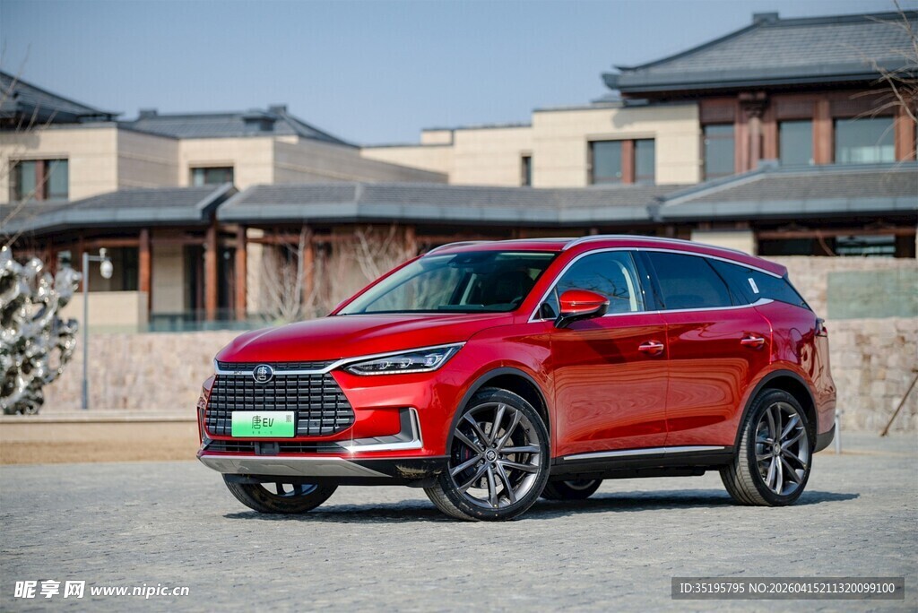 红色SUV停于中式建筑前