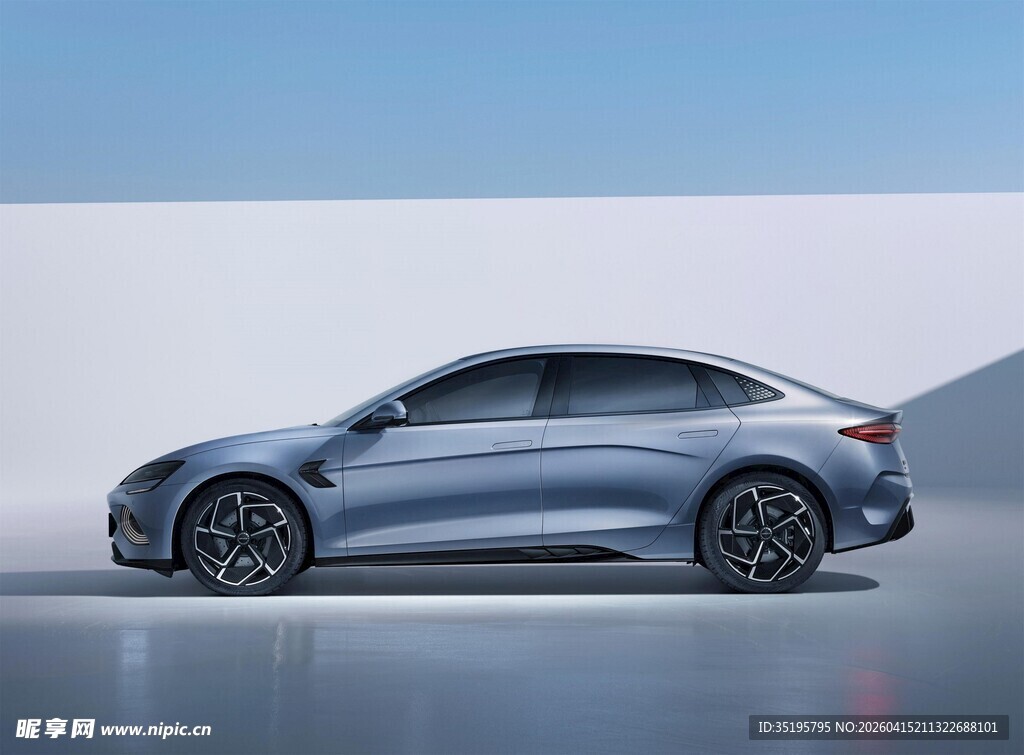 时尚动感蓝色轿车