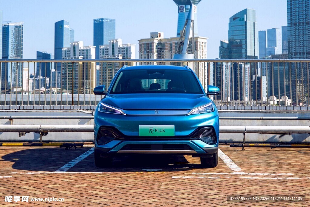 城市前的蓝色新能源汽车