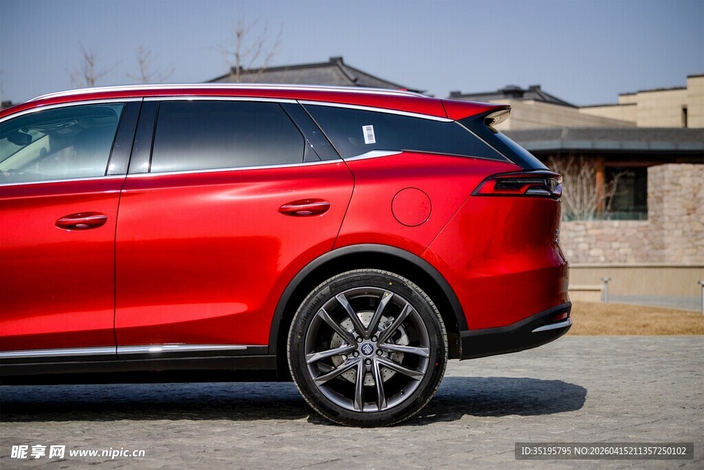 红色动感SUV汽车外观