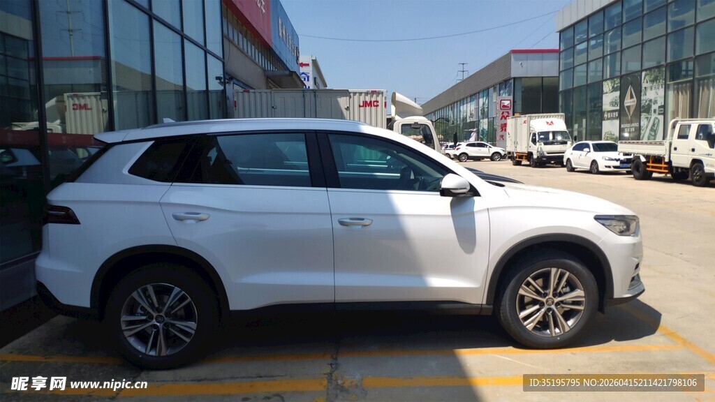 白色SUV停于城市街道旁