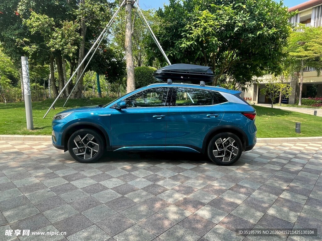 蓝色SUV停于户外场景