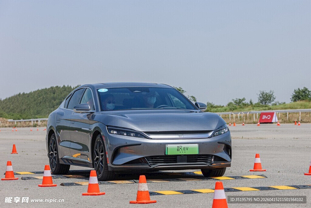 汽车在场地内进行测试