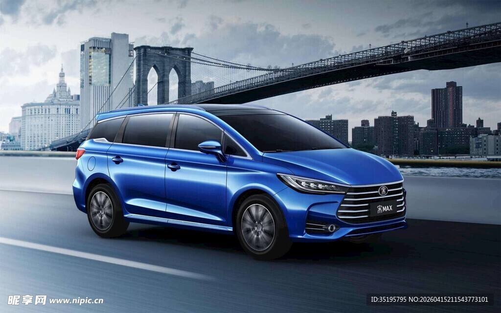 蓝色商务车行驶于城市道路