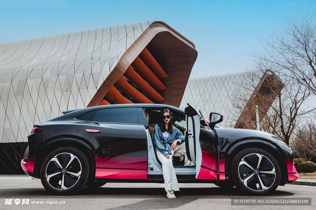 时尚酷炫黑红配色SUV