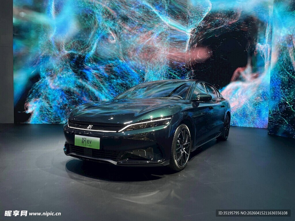 炫酷黑色汽车于梦幻背景前